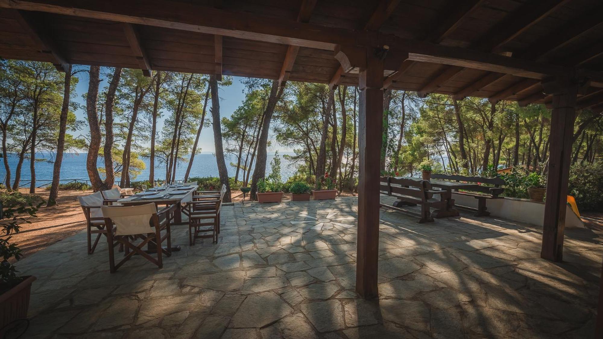 Squirrel Beach Front Villa, Metamorfosi Dış mekan fotoğraf