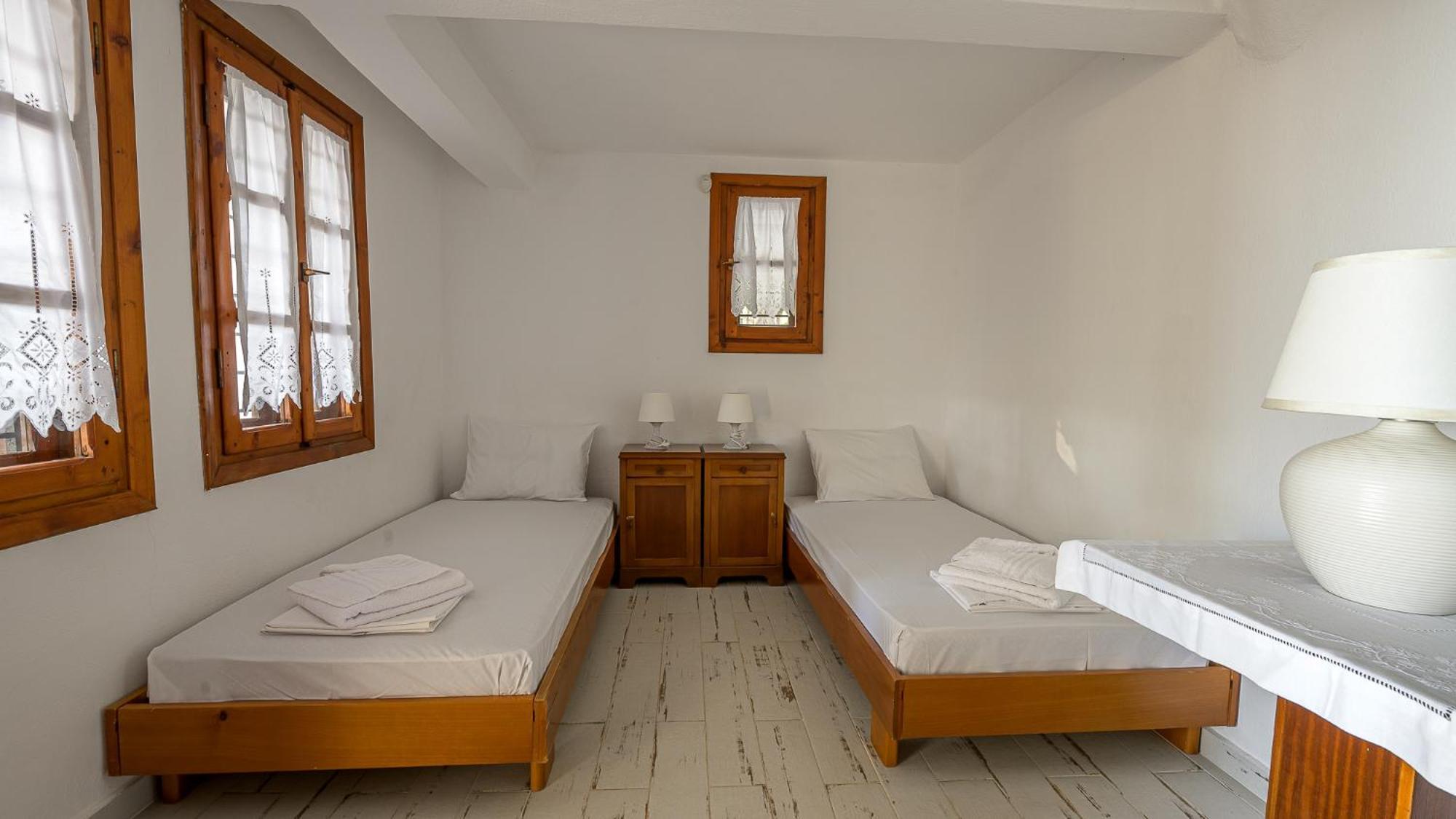 Squirrel Beach Front Villa, Metamorfosi Dış mekan fotoğraf