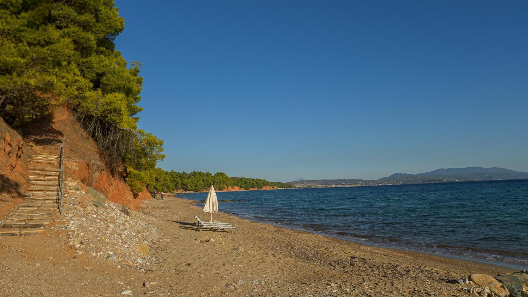 Squirrel Beach Front Villa, Metamorfosi Dış mekan fotoğraf