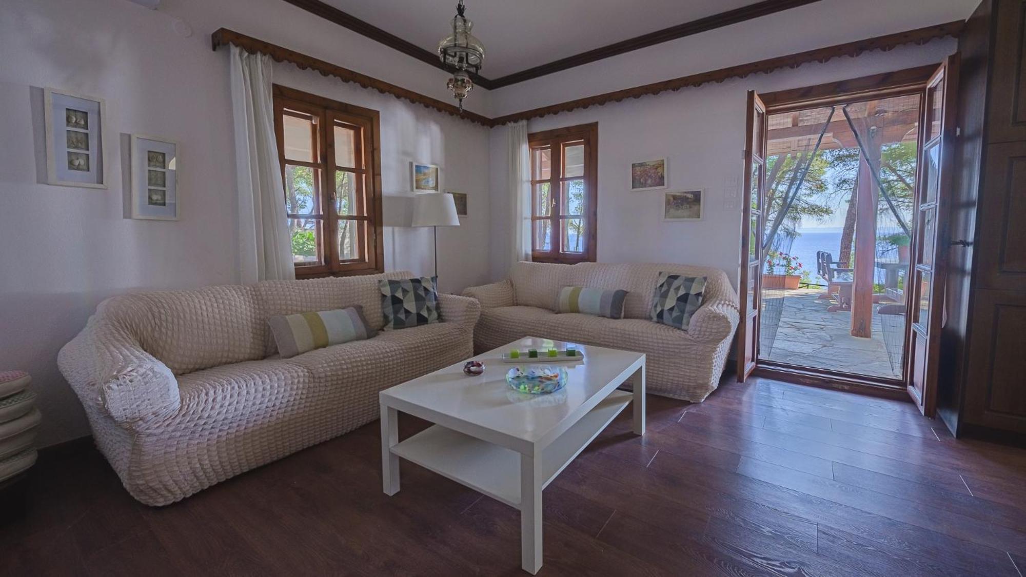 Squirrel Beach Front Villa, Metamorfosi Dış mekan fotoğraf