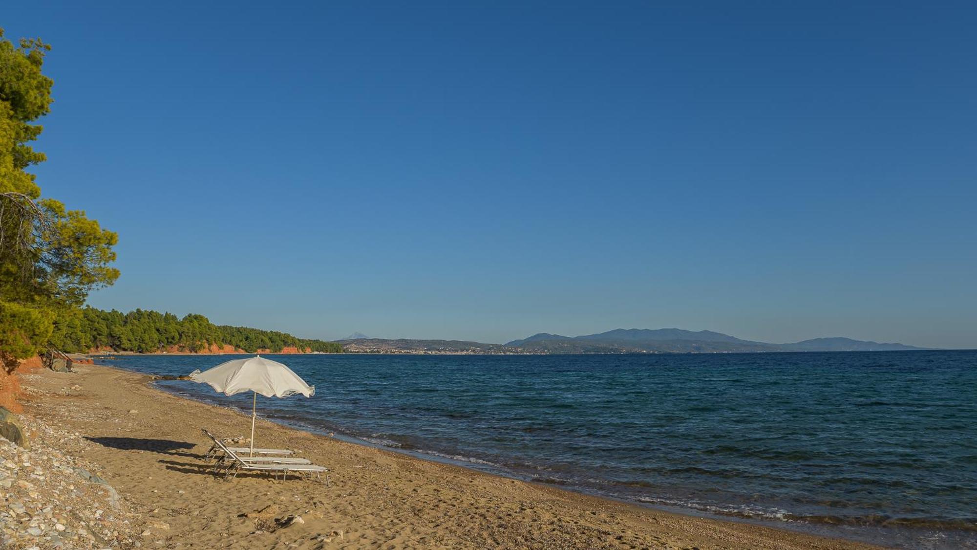 Squirrel Beach Front Villa, Metamorfosi Dış mekan fotoğraf
