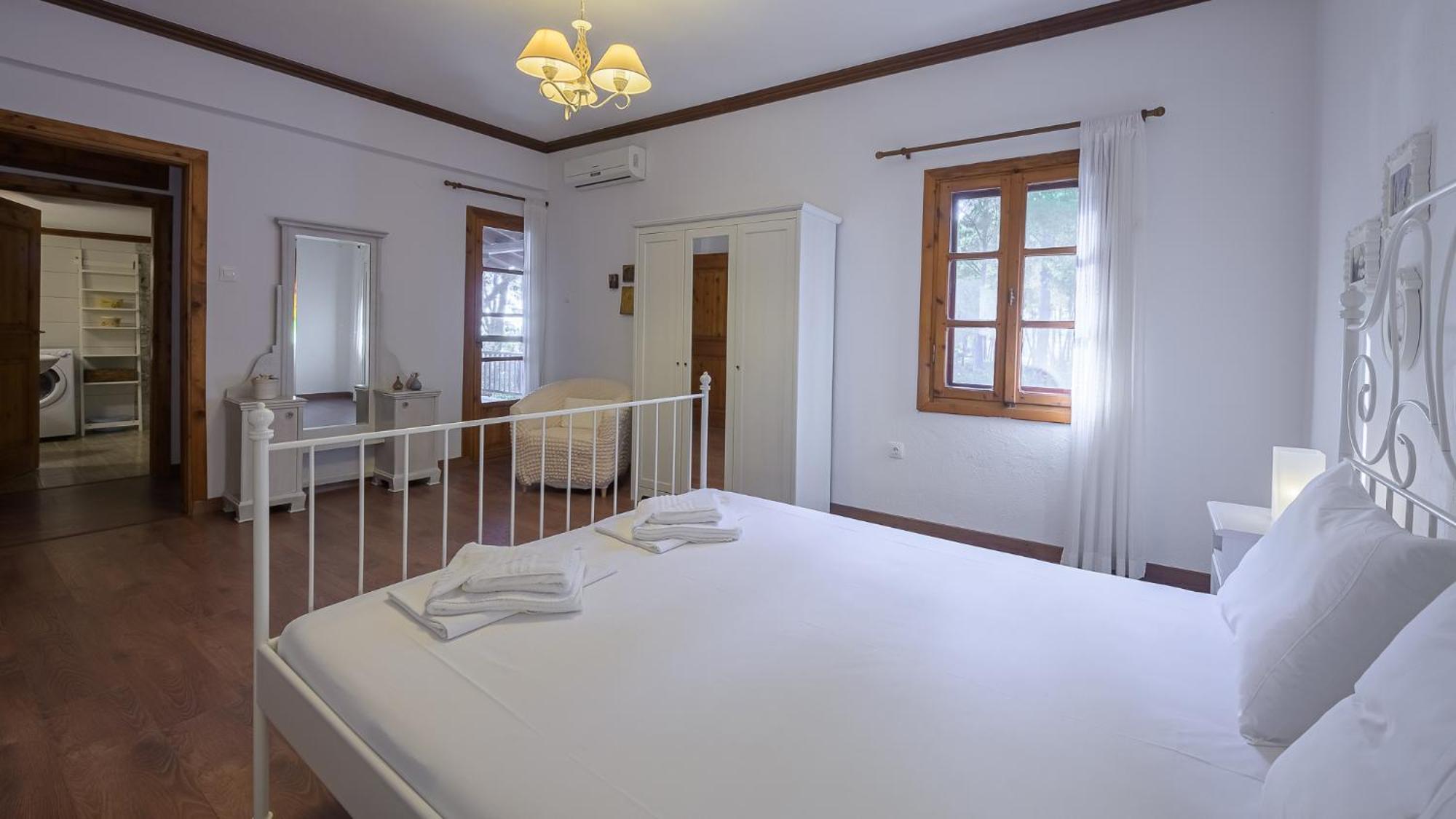 Squirrel Beach Front Villa, Metamorfosi Dış mekan fotoğraf